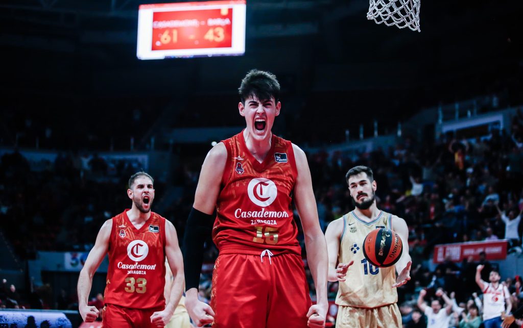 Aday Mara celebra una jugada con la camiseta roja de Casademont Zaragoza durante un partido de Liga Endesa